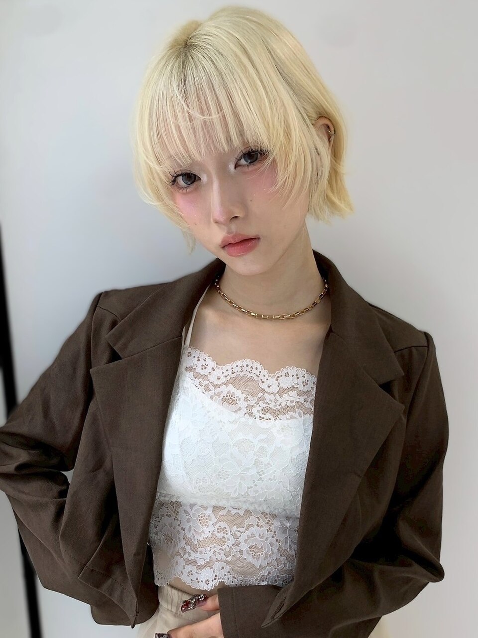 ショートボブ ハイトーン 抜きっぱなしブロンド ブリーチ 20代