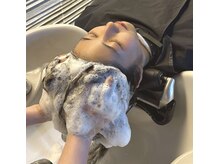 【贅沢ヘッドスパ】リラックスのシャンプー台で受ける贅沢ヘッドスパ