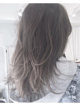 ヘアーアンドアトリエ マール(Hair&Atelier Marl) 【Marlアプリエカラー】プラチナムグレージュのセミディスタイル