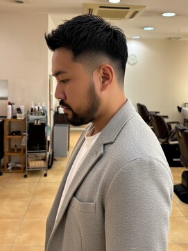 ネクストラグザ 大阪店 髭になじむ30代カジュアル刈り上げ