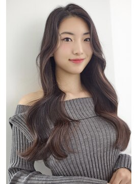 顔まわりで魅せる韓国風ロング