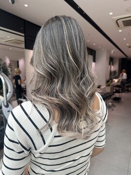 ステア ケース(stair case) 地毛残し　バレイヤージュ　ホワイトグレージュ