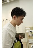 ニュアンスパーマ　センターパート　メンズショート　刈り上げ