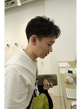 ソーレ(sole) ニュアンスパーマ　センターパート　メンズショート　刈り上げ