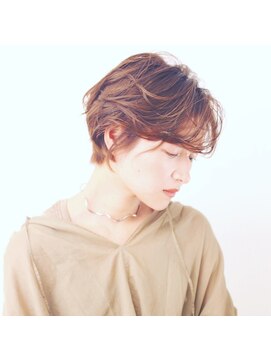 エンシー(ENCI) 前下がりショートボブ/イエロー:オレンジ