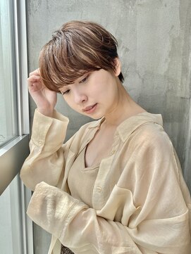 ローリー(Rowlly) - フワッと柔らかさがありつつ大人の気品があるショートヘア -