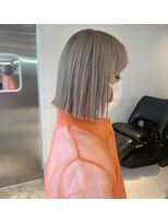 ホロ(hollo)&nbsp;20代30代40代こなれ切りっぱなしボブホワイトベージュカラー