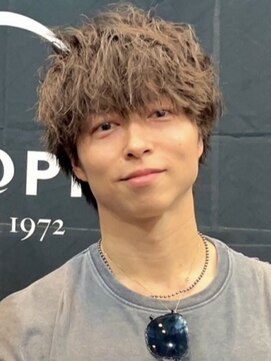 大人の波巻きスパイラルパーマミディアムマッシュメンズカット