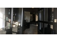 扉が二重扉で違う世界の空間へ♪