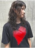 くるくるパーマにギザギザバング