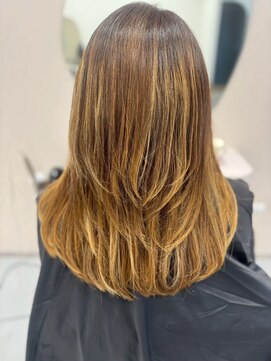 リノ(Lino) レイヤーセミロング/明るめベージュカラー/