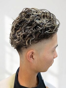 エクラート メン 仙台(ECLART men.) 仙台　20代　ハイライトメッシュ　極道パーマ　スキンフェード