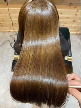 ダメージ毛にも可能な人気のオイルストレートで、従来の縮毛矯正よりサラサラで艶のある自然な仕上がりに＊