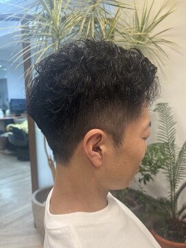 カットサロン ウシジマ(CUT SALON USHIJIMA) 【スペインカールビジネスアップバングフェードカット】