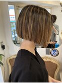 前下がりボブツーブロックハイトーンミディアムヘア梅ヶ丘美容室