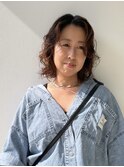 大人のミックスパーマ。パーマの力で毛束を動かし似合わせる。