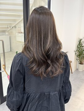 エブリ(evri) 透明感抜群　アッシュカラー　レイヤーカット
