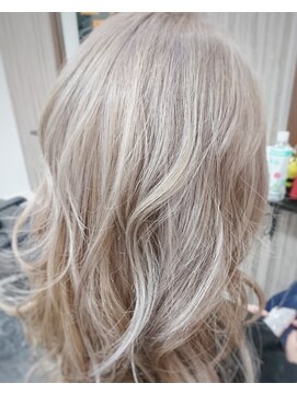 ヘアデザイン ルピナス(HAIR DESIGN Lupinus) ホワイトベージュ