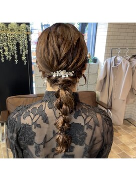 アシュレイ(ASHLEY) suzu 編みおろし ヘアアレンジ ローポニー お呼ばれヘア