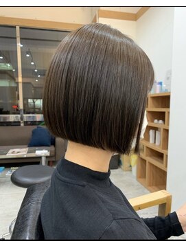 カキーン(cakeen) 髪質改善ツヤ髪 切りっぱなしショートレイヤーボブ 暗髪ブラウン