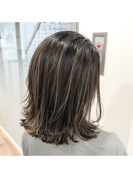 ループ(LOOP) 切りっぱなしボブ+大人コントラストハイライト