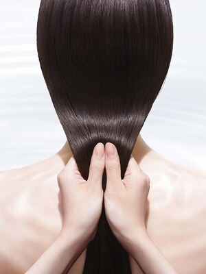 髪質改善が得意なサロンソリューショントリートメント。髪本来が持つ美しさを呼び覚まし、芯から輝かせます