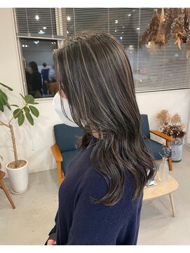 コレット 宇都宮(collet Gigi) 斜めバング/グレージュカラー/デザインカラー/ハイライト