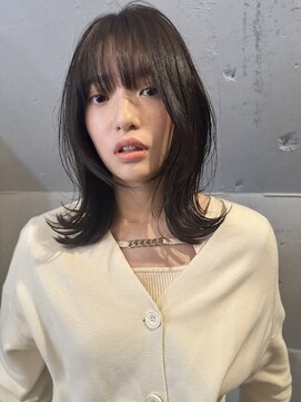 エアー 青山(AIR) くびれヘアミディアムレイヤーカットグレーベージュ