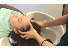 美容室ピアスの雰囲気（ねむり姫(ヘッドスパ)・・頭皮の洗浄＆頭皮のツボ押しマッサージ）