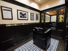 LAVIE NEW STANDARD BARBER横浜店　別邸　〈理容室〉の雰囲気（店内は一つ一つが区切られた空間設計となっています横浜駅理容室）