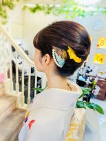 美容室 ティンカーベル キレイめシニヨンヘア