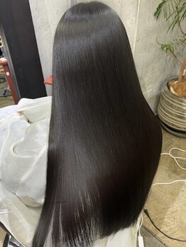 オリーブフォーヘアー(olive For hair)の写真/従来の縮毛矯正とは違い、ピンと真っすぐにせず地毛風な艶髪ストレートが叶う◎[池袋/池袋西口]