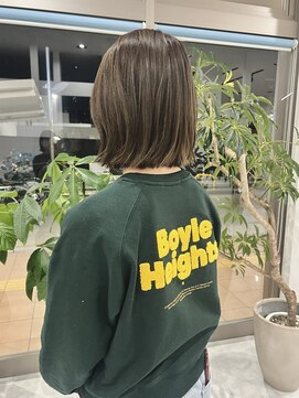 エミュ(emu.) 伸ばしかけボブ×オリーブグレージュ