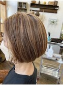 大人女性白髪ぼかしショート