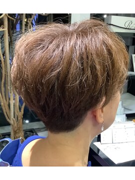 オート ボーテ カリッタ 名古屋(HAUTE BEAUTE CARITTA) 刈り上げマッシュショート