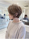 大人きれいな白髪ぼかしショート
