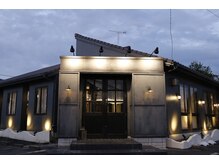 外観からインパクトのあるお店！目の前に大型駐車場完備！！