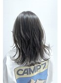暗めベージュ×ハイライト