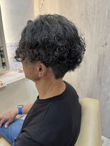 ガビーヘアルーブ(gabi hair LOOB) センターパート波巻きスパイラルパーマツーブロック刈り上げ