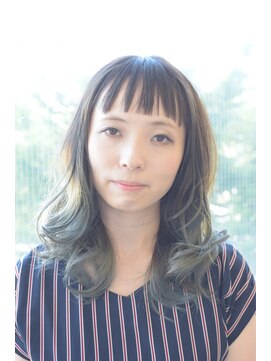 ヘアアンドメイク ムーア(Muuua) グラデーションカラーとオン眉パッツン前髪