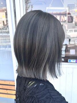 クオリア(Quaria) 外国人風バレイヤージュ、ハイライトカラーアッシュグレージュ