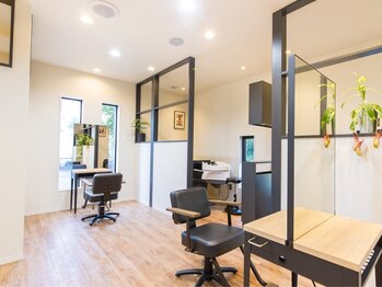 ディオサ(diosa)の写真/隣の席が気にならない席もご用意◎プライベート感あふれるサロンで髪を大切にする特別な時間を楽しんで♪