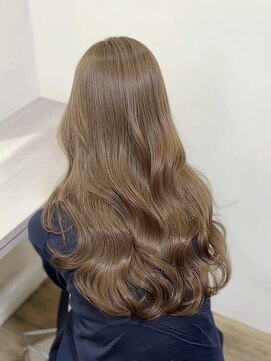 イオエ(ioe) ミディアムレイヤー/ツヤ髪スタイル/グレージュ/ショートボブ