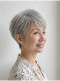 おとな女子の、自然に白髪が映える上品ピクシーカット