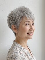 シオミエイチ タイムレス 垂水(shiomi H timeless)&nbsp;おとな女子の、自然に白髪が映える上品ピクシーカット