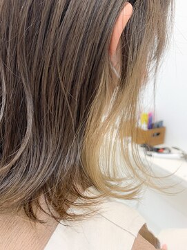 ヒュー(HUE) 外ハネとインナーカラー