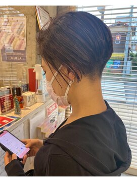 モモ(MOMO) うなじ美人な刈り上げヘア