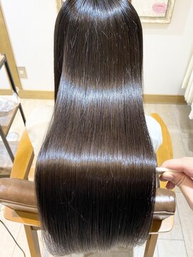 プラグ バイ ネオリーブ(plug by neolive) 髪質改善　美髪　艶髪　酸熱トリートメント m i o.