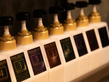 ヘアディボーション(HairDevotion)の写真/髪本来のツヤを引き出す厳選トリートメント。ダメージを根本から改善するから、手触りもよく潤いの極みへ。