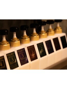 髪本来のツヤを引き出す厳選トリートメント。ダメージを根本から改善するから、手触りもよく潤いの極みへ。